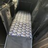 Mata samochodowa dla psa na całe tylne siedzenie z okienkiem z siatki czarna/trójkąty czarno-złote - obrazek 2
