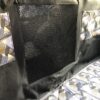 Mata samochodowa dla psa na całe tylne siedzenie z okienkiem z siatki czarna/trójkąty czarno-złote - obrazek 3