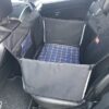 Mata samochodowa dla psa na 2/3 kanapy za kierowcą czarna/krata granatowa