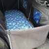 Mata samochodowa dla psa na całe tylne siedzenie z dzieloną przednią ścianą czarna/liście złoto niebieskie