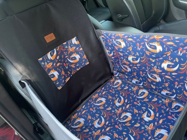 Mata samochodowa dla psa na przednie lub tylne siedzenie BOX profilowany czarna/leśne lisy - obrazek 3