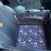 Mata samochodowa dla psa na przednie lub tylne siedzenie BOX z okienkami czarna/leśne lisy - obrazek 3