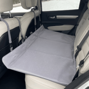 Sztywna podłoga poszerzająca siedzisko tylnej kanapy