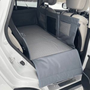 Mata samochodowa ze sztywną podłogą na całą tylną kanapę z szarą pikówką