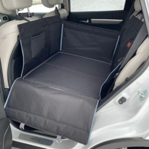 Mata samochodowa ze sztywną podłogą na 2/3 tylnej kanapy z czarną pikówką