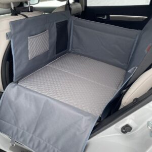Mata samochodowa ze sztywną podłogą na 2/3 tylnej kanapy z szarą pikówką